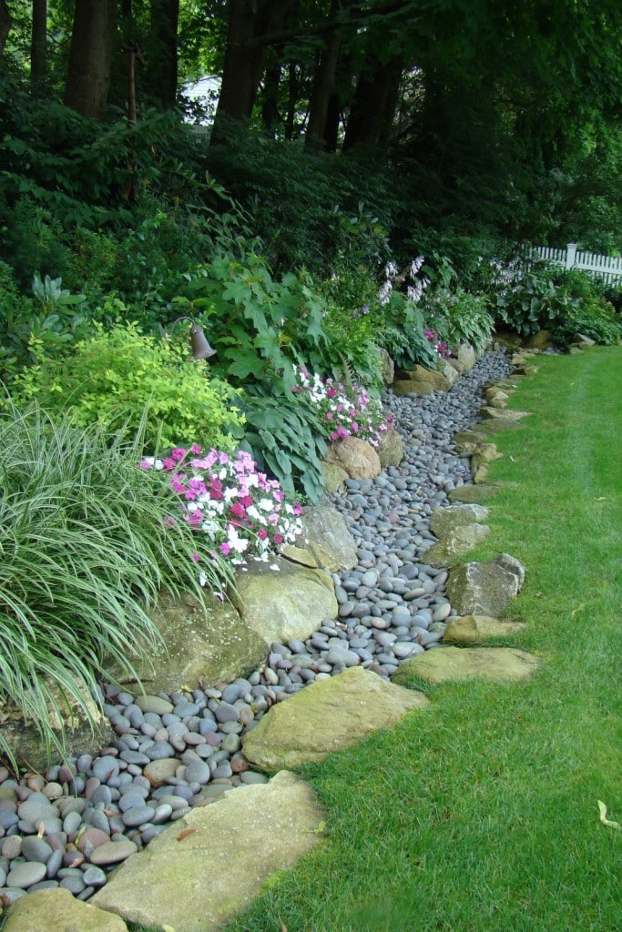 10 Garden Edging Ideas With Bricks and Rocks