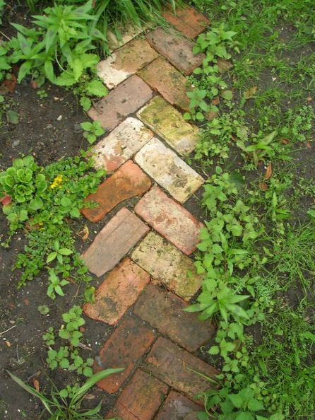 10 Garden Edging Ideas With Bricks and Rocks