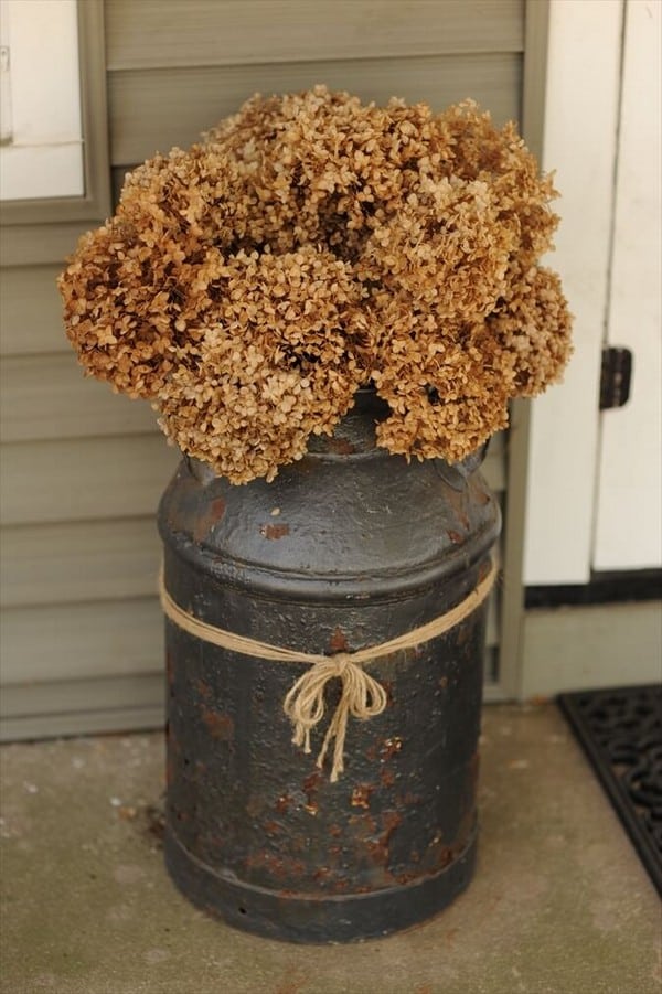 Rustic Garbage Pail 20 Amazing Farmhouse Rustic Porch Decor Ideas